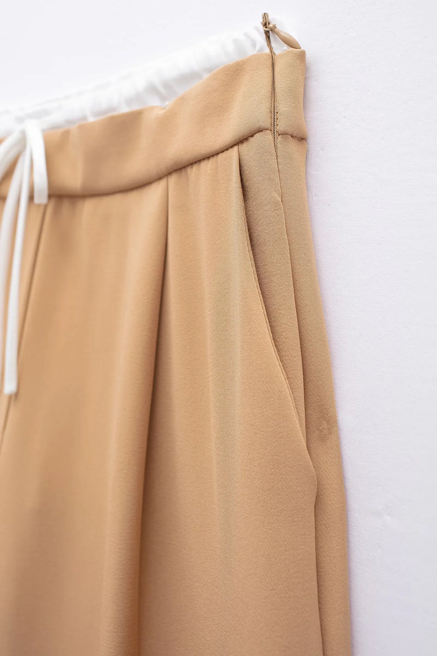 Made from soft, breathable fabric, it features a loose fit that elongates the silhouette, a high waist with drawstring adjustment, and a loose fit for maximum comfort. Ideal for casual looks, work, or leisure.