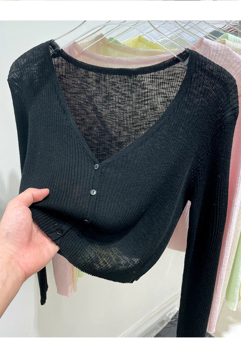 Made from high-quality ribbed knit, with a V-neckline, front buttons, and a fitted fit that flatters your curves. Versatile, it can be worn alone or as a layering layer, ideal for both casual and elegant looks.