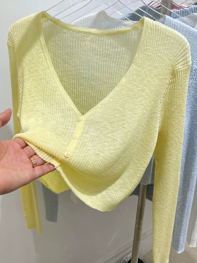 Made from high-quality ribbed knit, with a V-neckline, front buttons, and a fitted fit that flatters your curves. Versatile, it can be worn alone or as a layering layer, ideal for both casual and elegant looks.