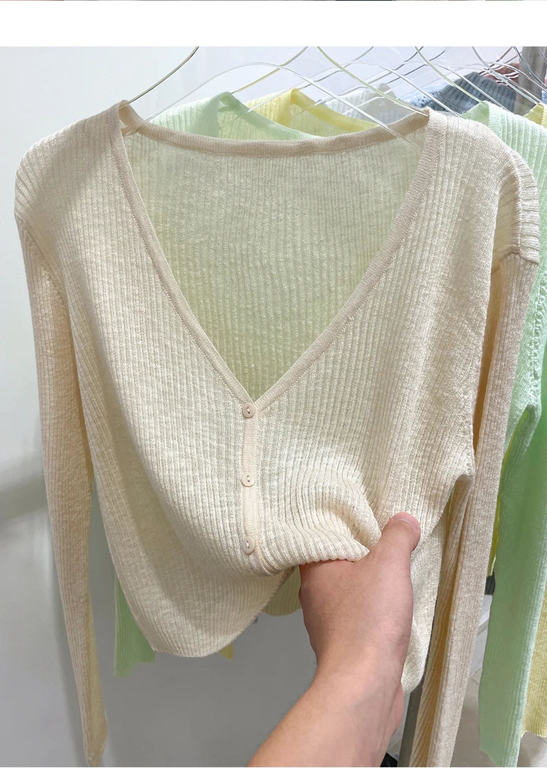 Made from high-quality ribbed knit, with a V-neckline, front buttons, and a fitted fit that flatters your curves. Versatile, it can be worn alone or as a layering layer, ideal for both casual and elegant looks.