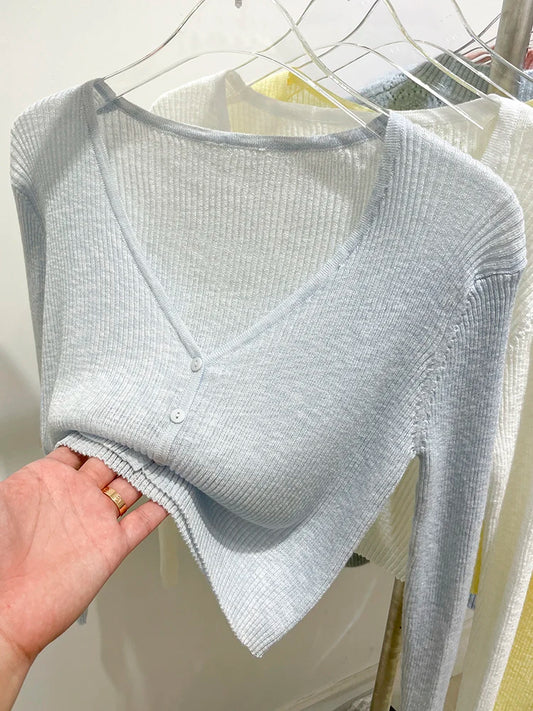 Made from high-quality ribbed knit, with a V-neckline, front buttons, and a fitted fit that flatters your curves. Versatile, it can be worn alone or as a layering layer, ideal for both casual and elegant looks.