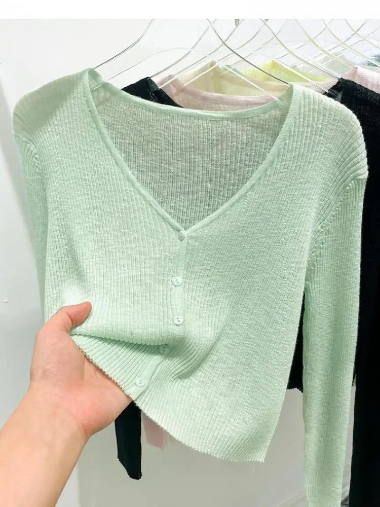 Made from high-quality ribbed knit, with a V-neckline, front buttons, and a fitted fit that flatters your curves. Versatile, it can be worn alone or as a layering layer, ideal for both casual and elegant looks.