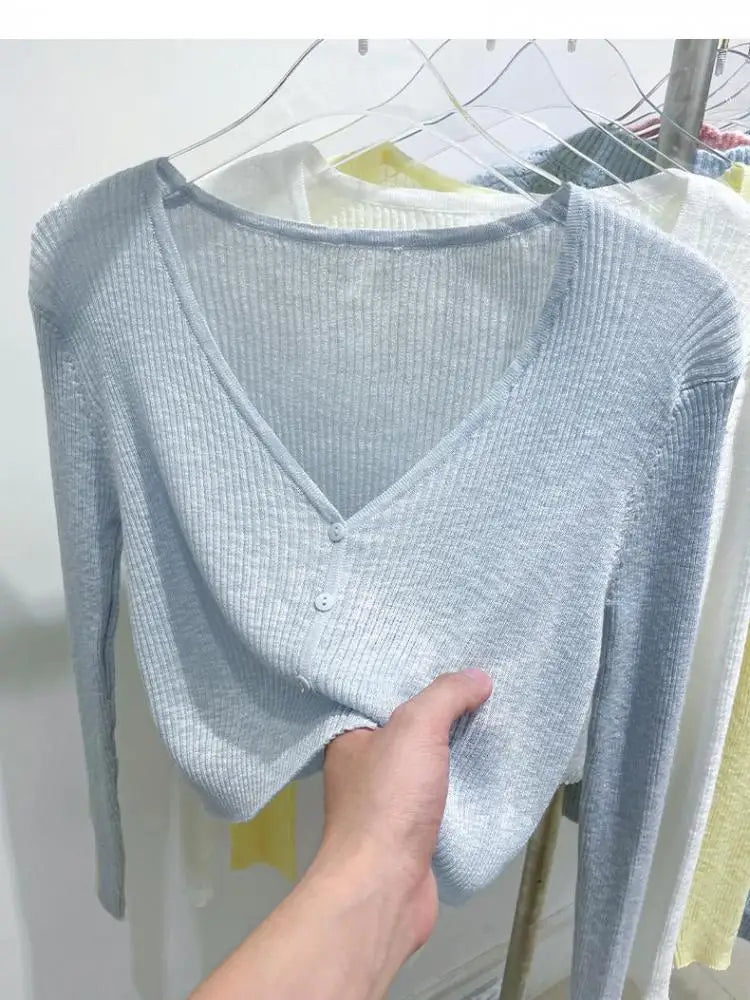 Made from high-quality ribbed knit, with a V-neckline, front buttons, and a fitted fit that flatters your curves. Versatile, it can be worn alone or as a layering layer, ideal for both casual and elegant looks.