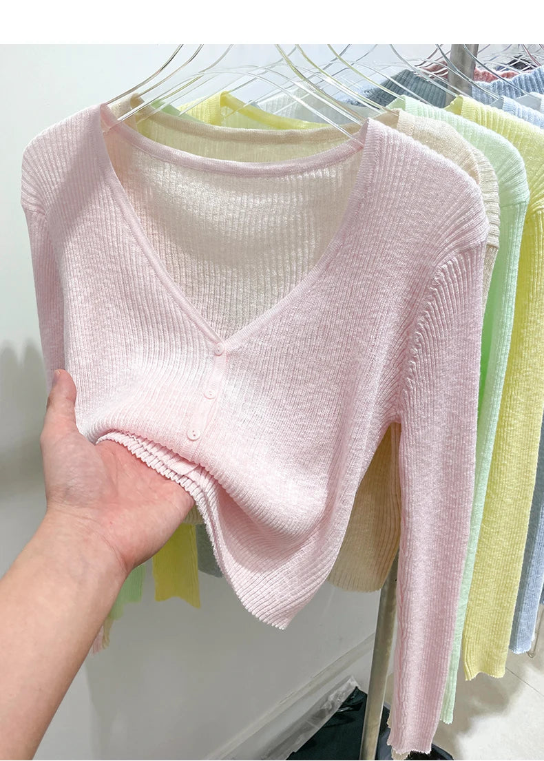Made from high-quality ribbed knit, with a V-neckline, front buttons, and a fitted fit that flatters your curves. Versatile, it can be worn alone or as a layering layer, ideal for both casual and elegant looks.
