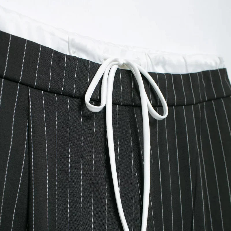 Made from soft, breathable fabric, it features a loose fit that elongates the silhouette, a high waist with drawstring adjustment, and a loose fit for maximum comfort. Ideal for casual looks, work, or leisure.