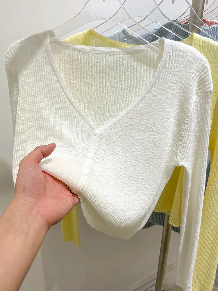 Made from high-quality ribbed knit, with a V-neckline, front buttons, and a fitted fit that flatters your curves. Versatile, it can be worn alone or as a layering layer, ideal for both casual and elegant looks.