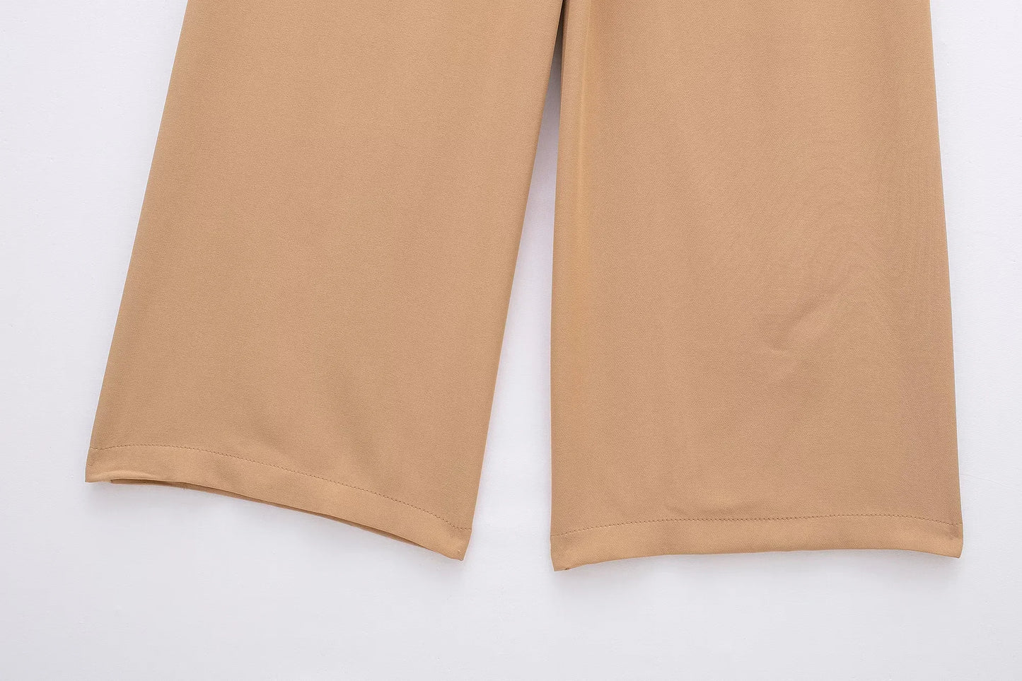 Made from soft, breathable fabric, it features a loose fit that elongates the silhouette, a high waist with drawstring adjustment, and a loose fit for maximum comfort. Ideal for casual looks, work, or leisure.