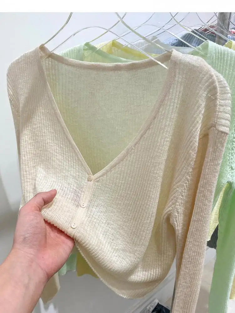 Made from high-quality ribbed knit, with a V-neckline, front buttons, and a fitted fit that flatters your curves. Versatile, it can be worn alone or as a layering layer, ideal for both casual and elegant looks.