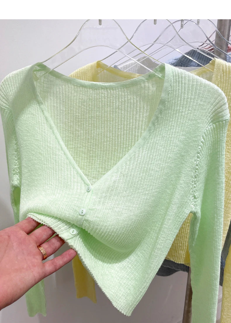 Made from high-quality ribbed knit, with a V-neckline, front buttons, and a fitted fit that flatters your curves. Versatile, it can be worn alone or as a layering layer, ideal for both casual and elegant looks.