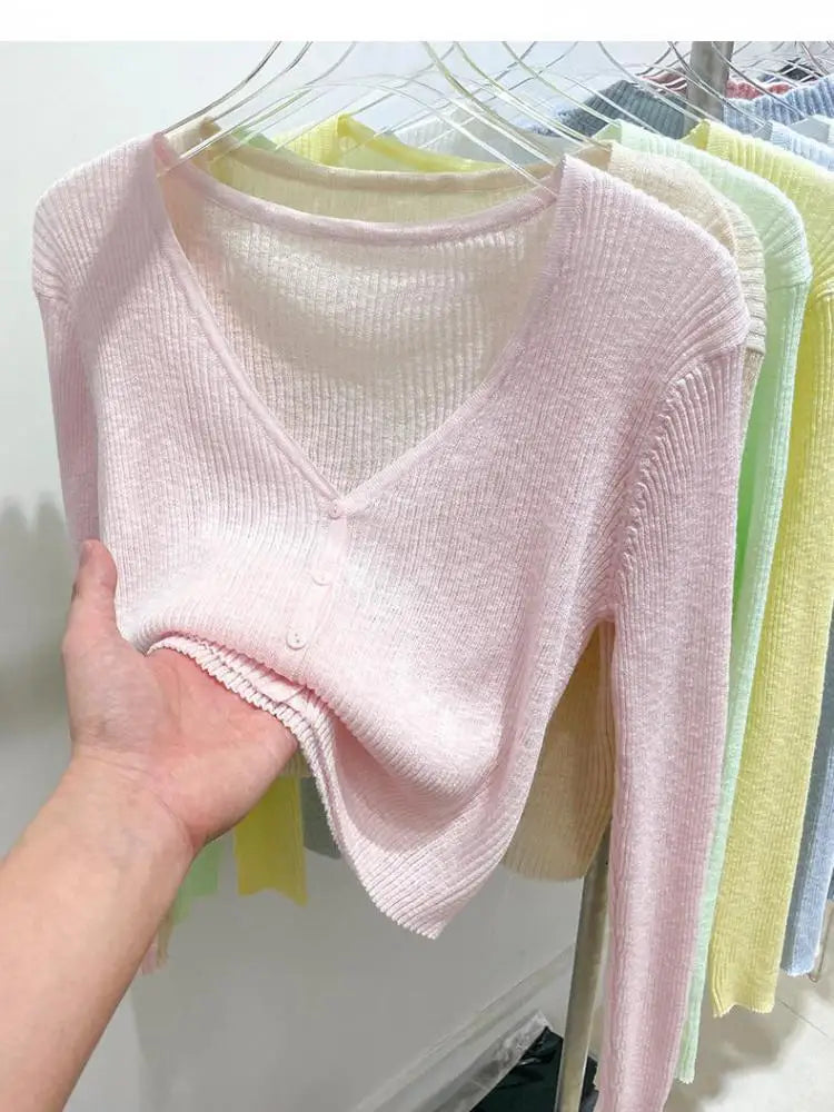 Made from high-quality ribbed knit, with a V-neckline, front buttons, and a fitted fit that flatters your curves. Versatile, it can be worn alone or as a layering layer, ideal for both casual and elegant looks.