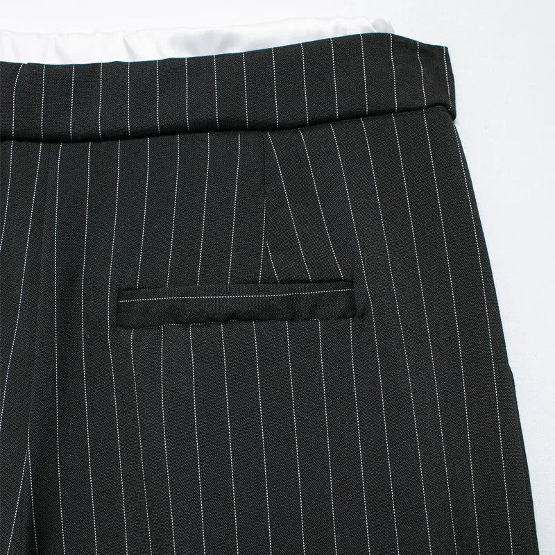 Made from soft, breathable fabric, it features a loose fit that elongates the silhouette, a high waist with drawstring adjustment, and a loose fit for maximum comfort. Ideal for casual looks, work, or leisure.