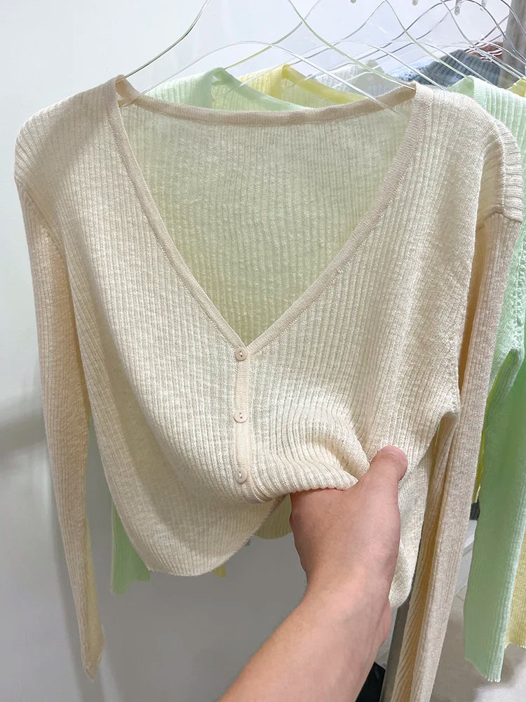 Made from high-quality ribbed knit, with a V-neckline, front buttons, and a fitted fit that flatters your curves. Versatile, it can be worn alone or as a layering layer, ideal for both casual and elegant looks.