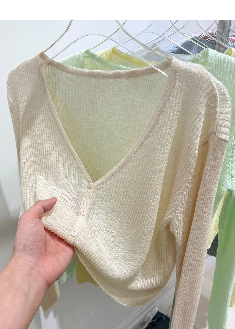 Made from high-quality ribbed knit, with a V-neckline, front buttons, and a fitted fit that flatters your curves. Versatile, it can be worn alone or as a layering layer, ideal for both casual and elegant looks.