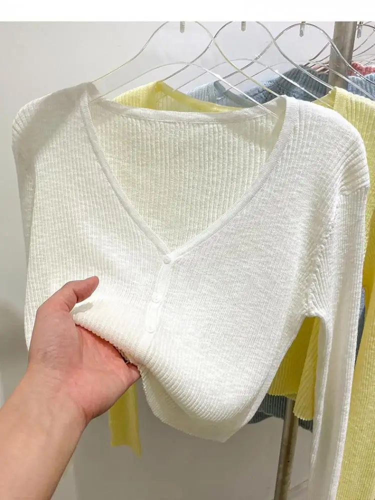 Made from high-quality ribbed knit, with a V-neckline, front buttons, and a fitted fit that flatters your curves. Versatile, it can be worn alone or as a layering layer, ideal for both casual and elegant looks.