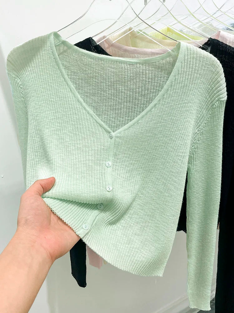 Made from high-quality ribbed knit, with a V-neckline, front buttons, and a fitted fit that flatters your curves. Versatile, it can be worn alone or as a layering layer, ideal for both casual and elegant looks.