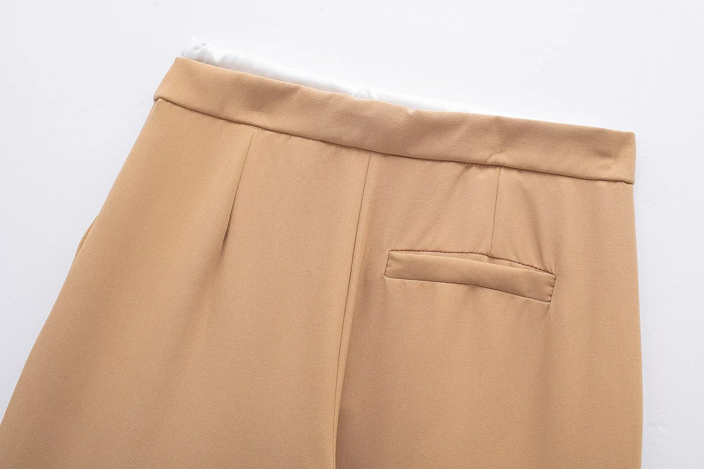 Made from soft, breathable fabric, it features a loose fit that elongates the silhouette, a high waist with drawstring adjustment, and a loose fit for maximum comfort. Ideal for casual looks, work, or leisure.