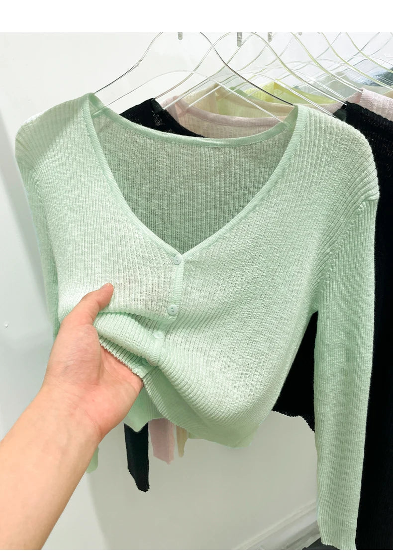 Made from high-quality ribbed knit, with a V-neckline, front buttons, and a fitted fit that flatters your curves. Versatile, it can be worn alone or as a layering layer, ideal for both casual and elegant looks.