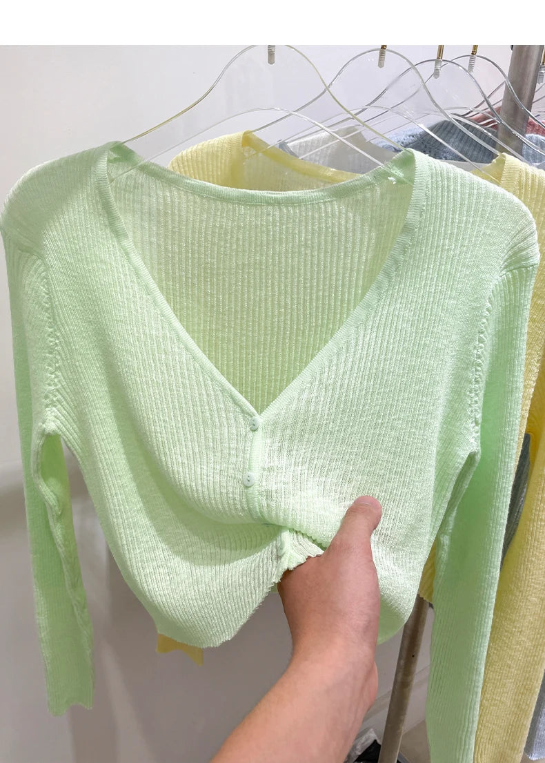 Made from high-quality ribbed knit, with a V-neckline, front buttons, and a fitted fit that flatters your curves. Versatile, it can be worn alone or as a layering layer, ideal for both casual and elegant looks.