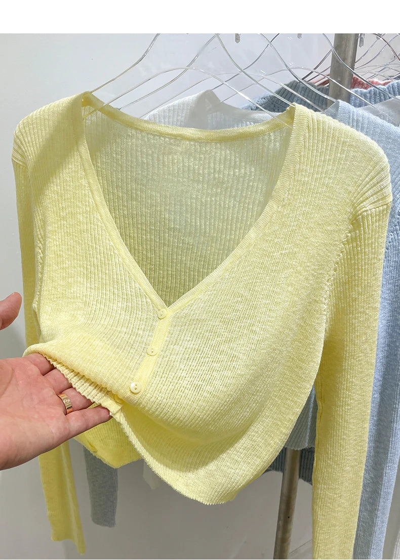 Made from high-quality ribbed knit, with a V-neckline, front buttons, and a fitted fit that flatters your curves. Versatile, it can be worn alone or as a layering layer, ideal for both casual and elegant looks.
