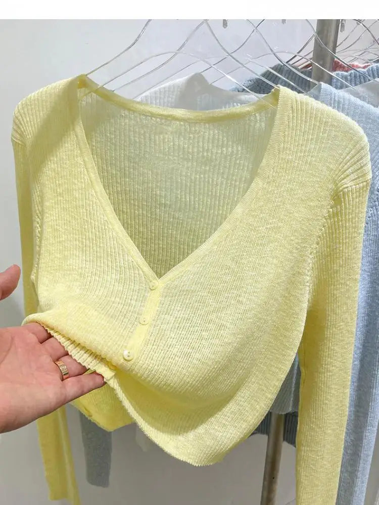Made from high-quality ribbed knit, with a V-neckline, front buttons, and a fitted fit that flatters your curves. Versatile, it can be worn alone or as a layering layer, ideal for both casual and elegant looks.